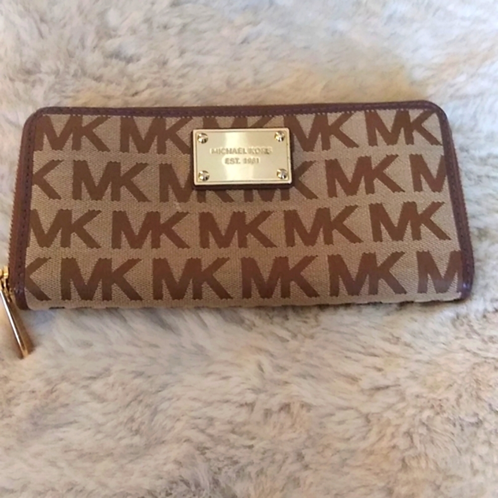 VGUC. Michael kors tote with matching expandable full length wallet. - Picture 8 of 11